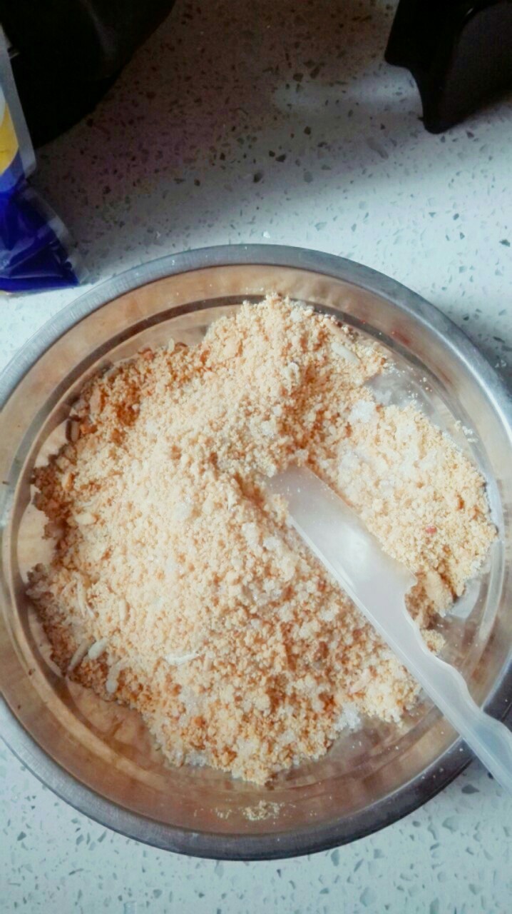 花生葵花籽汤圆,将打好的馅料,倒出,放入糖