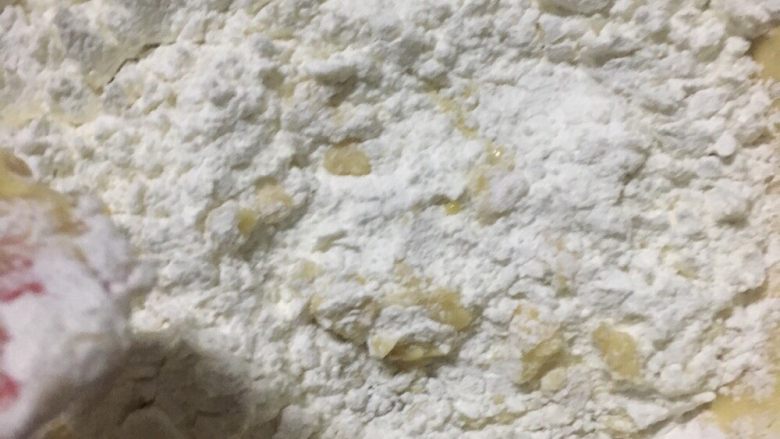红糖玛芬蛋糕,把面粉倒入液体中