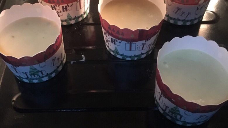 红糖玛芬蛋糕,把面糊倒入纸杯中，七分满