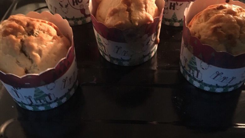 红糖玛芬蛋糕,烤箱170度预热，中层25分钟