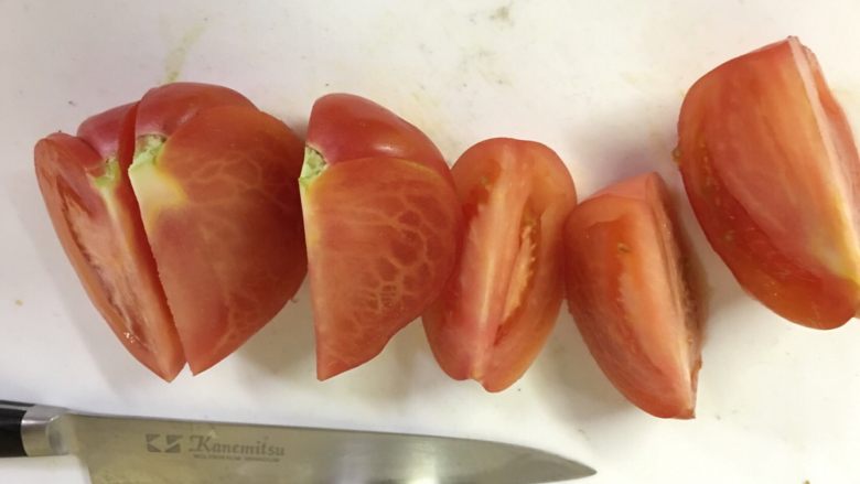 番茄🍅芝士海鲜蔬菜锅,番茄切块 放入高汤煮