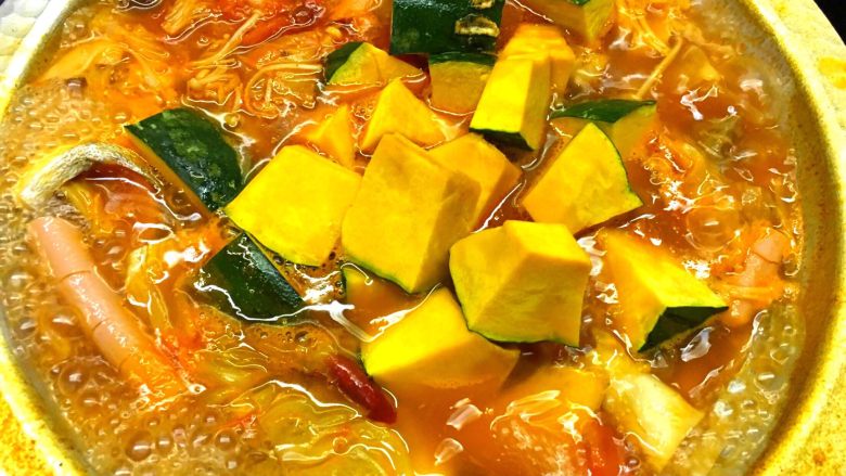 番茄🍅芝士海鲜蔬菜锅,放入自己喜欢的<a style='color:red;display:inline-block;' href='/shicai/ 9561'>蔬菜</a> 我在这里选择的 南瓜  南瓜降血脂  美容减脂 而且和猪蹄汤番茄 最佳搭档 再次推荐