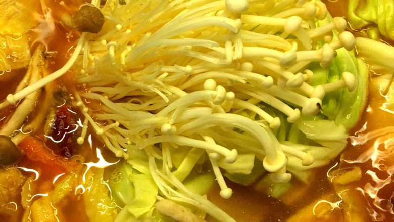 番茄🍅芝士海鲜蔬菜锅,放入金针菇 圆白菜 （ 本人不建议放白菜 白菜容易出水 会影响汤汁的口味 这个锅不适合 ）