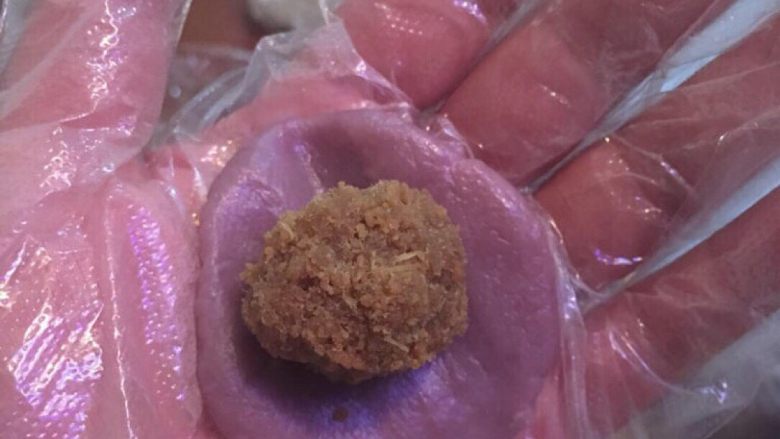 香芋肉松酥,香芋泥17克一个,按扁包一个肉松球