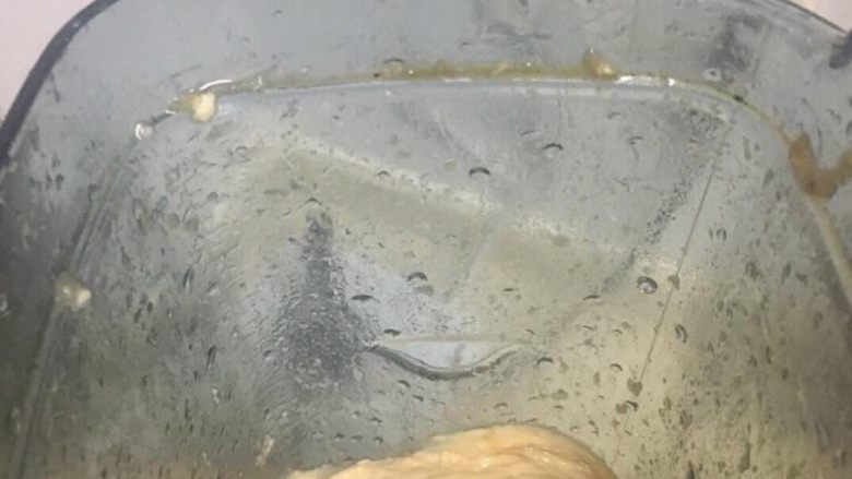 自制火腿肠（孩子的健康零食）,把肉先用刀在砧板上剁碎，放入料理机，我的是破壁机，再加入<a style='color:red;display:inline-block;' href='/shicai/ 138'>大葱</a>，<a style='color:red;display:inline-block;' href='/shicai/ 882'>红糖</a>，姜水，<a style='color:red;display:inline-block;' href='/shicai/ 762'>老抽</a>，一起打成泥