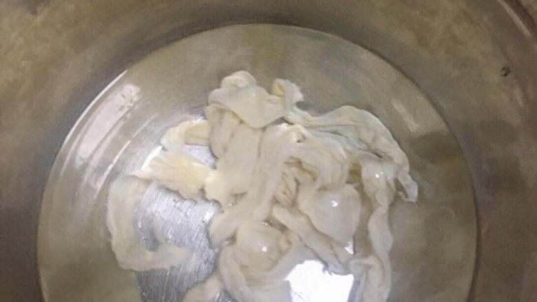 自制火腿肠（孩子的健康零食）,肠衣冲洗干净，泡在碗里备用