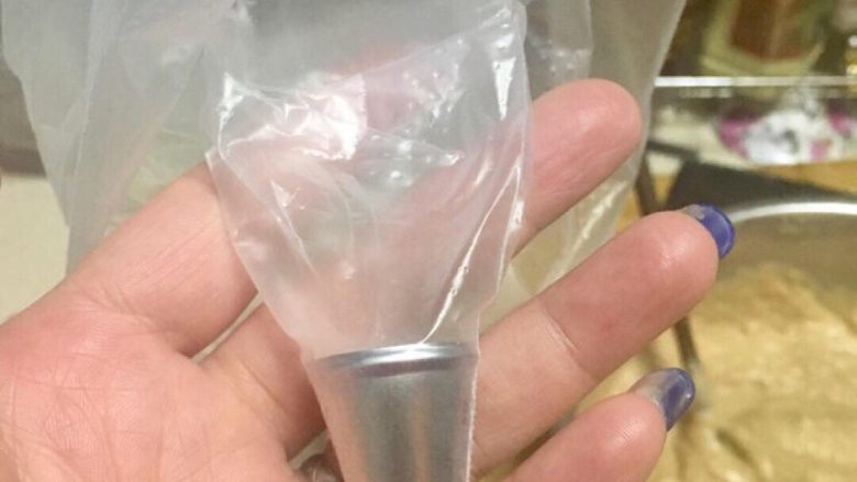 自制火腿肠（孩子的健康零食）,搅好了以后，装入裱花袋