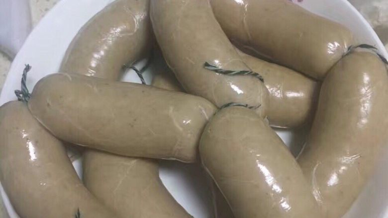 自制火腿肠（孩子的健康零食）,挤入肠衣，分段处拧一下用线系好