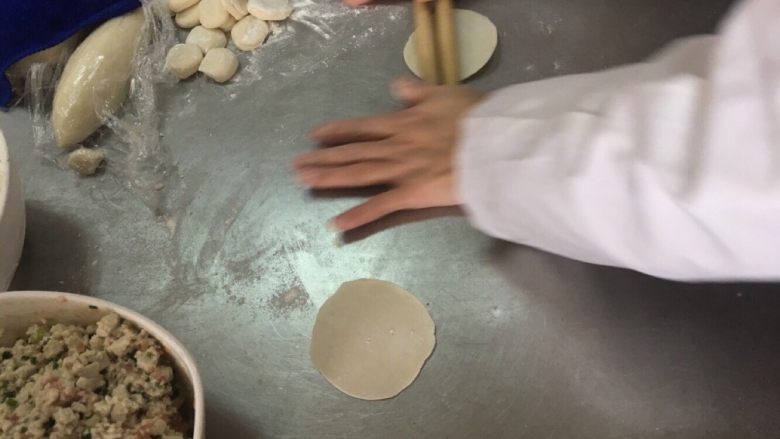 柳叶蒸饺,摊饺子皮