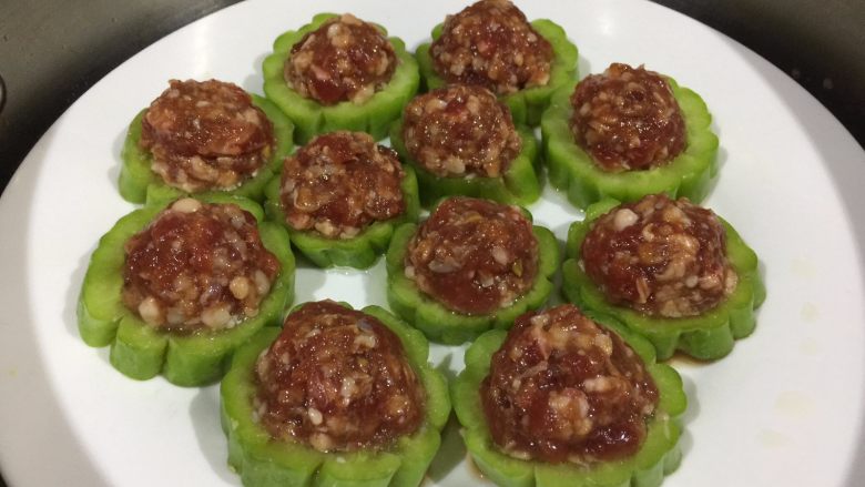 酿肉苦瓜圈,接着放蒸盘上,还有调料碗。