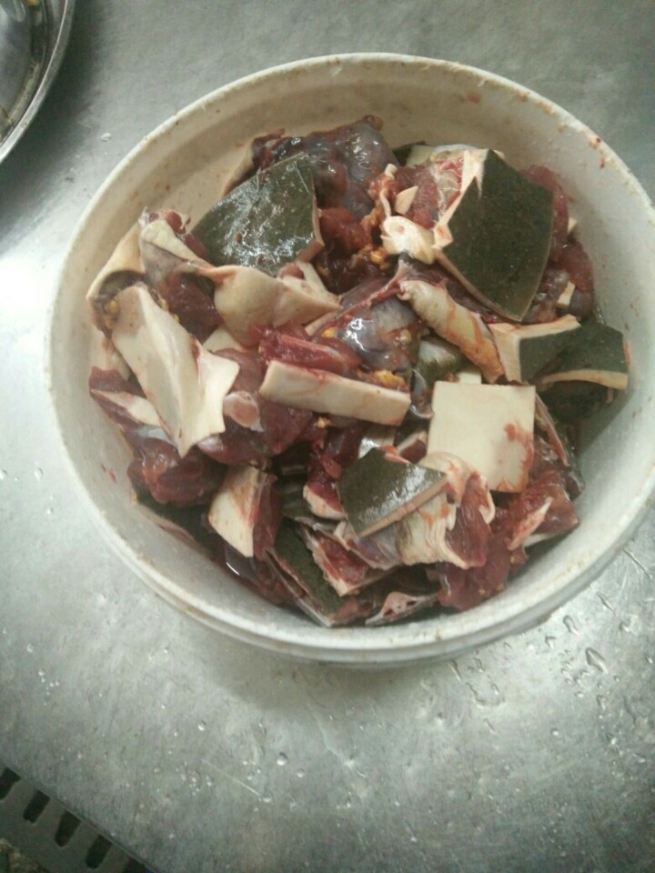 沙锅野甲鱼,焯水，洗净，锅烧热加色拉油，加入<a style='color:red;display:inline-block;' href='/shicai/ 428'>五花肉</a>片煸香出油，再加甲鱼块煸炒，放姜片，独蒜加入少许干辣椒节，倒入啤酒半瓶，加入膏汤，中火烧半小时收汁，加入胡椒粉，老抽，<a style='color:red;display:inline-block;' href='/shicai/ 120'>豆芽</a>放沙锅底，将烧好的甲鱼倒入沙锅中。