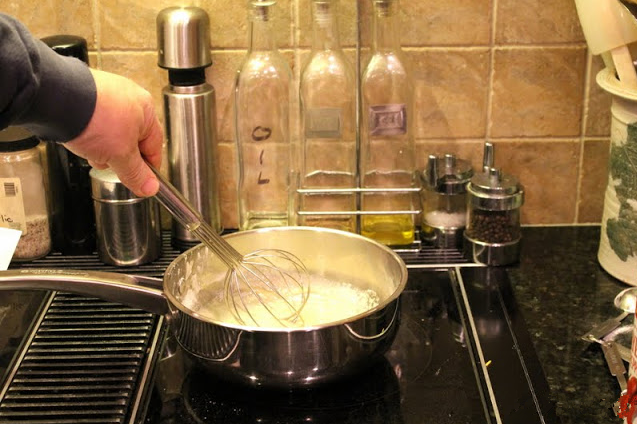 冬日温暖烩菜—芝士烩土豆片,锅里放入<a style='color:red;display:inline-block;' href='/shicai/ 887'>黄油</a>，中火加热融化，加入<a style='color:red;display:inline-block;' href='/shicai/ 519'>面粉</a>搅拌3分钟。加入一半<a style='color:red;display:inline-block;' href='/shicai/ 219'>牛奶</a>，边煮边搅拌约1分钟。加入1茶匙盐和1 / 8茶匙<a style='color:red;display:inline-block;' href='/shicai/ 761'>辣椒粉</a>，然后搅拌均匀。