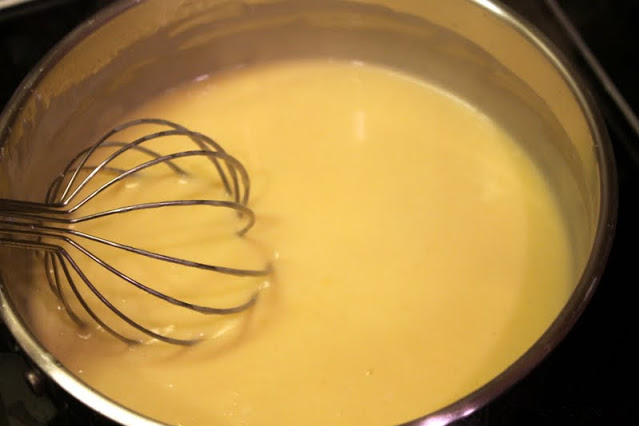 冬日温暖烩菜—芝士烩土豆片,倒入Ricos浓缩车打芝士酱，边煮边搅拌，直至完全均匀。