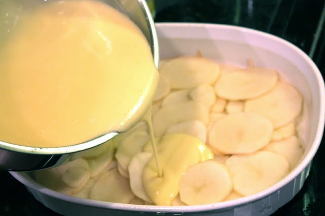 冬日温暖烩菜—芝士烩土豆片,最后放入烤箱，直到土豆是用叉能轻松插进，时间约一个小时。
