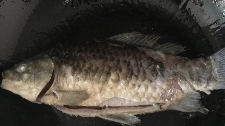 鲫鱼豆腐汤,把鱼先煎一下，加水，葱，姜