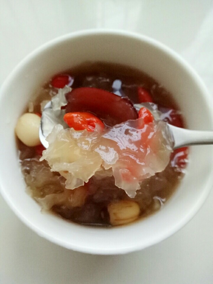 莲子百合银耳羹,味道非常好,女人一个星期喝一次,皮肤会越来越好,现在的雾霾天气联系大家多吃些对身体有好处!