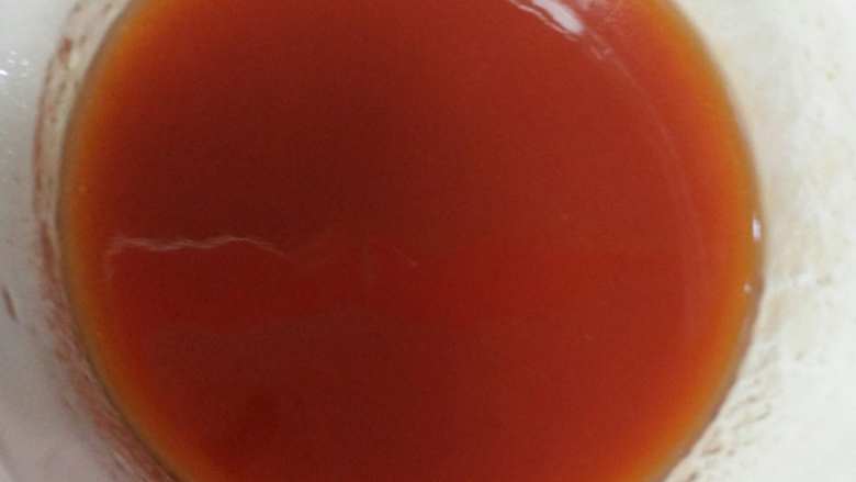 苹果咕咾肉,调一碗汁,番茄酱加一点点<a style='color:red;display:inline-block;' href='/shicai/ 715'>白醋</a>,一勺白糖,这个汁可以根据自己的口味调,喜欢酸的就多加点番茄酱,喜欢甜的就多加一点糖。