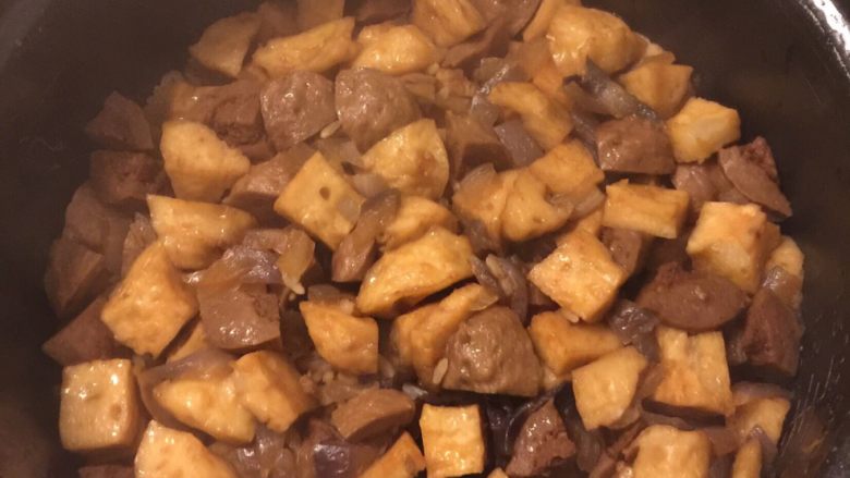红烧丸子煲仔饭,手工,美味,可口,每人吃了两碗,哈哈,绝对美味