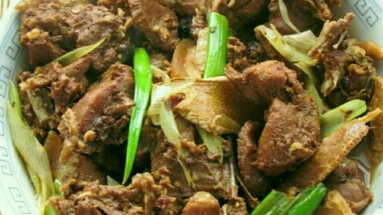红烧野鸡,放入蚝油,鸡精,少许老抽,加入蒜苗起锅,锅内用洋葱丝打底