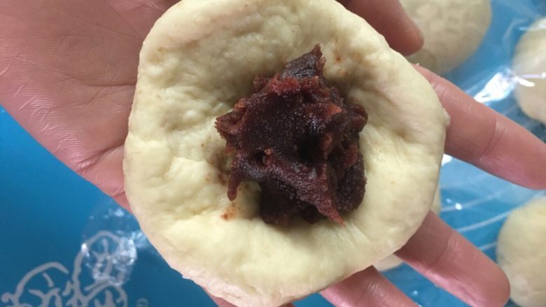 豆沙卷面包,松弛好的面团包入豆沙馅,收口朝下