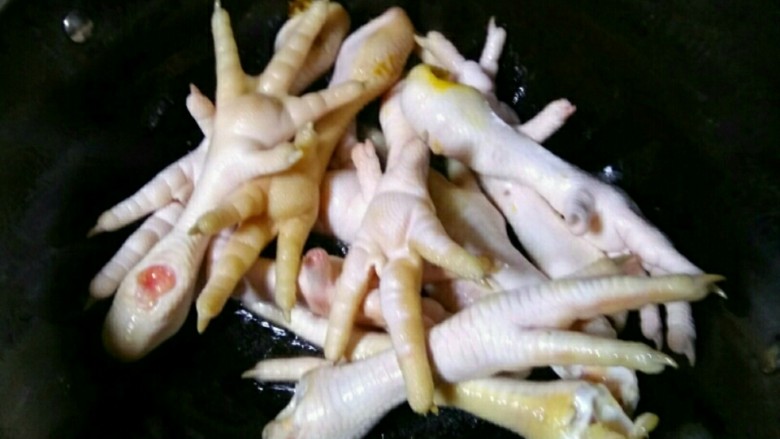 甜馨妈咪私房菜之红烧鸡爪,将鸡爪倒入锅中快速翻炒,以免皮粘在锅上就不好看啦