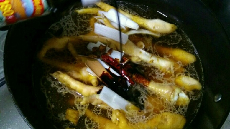 甜馨妈咪私房菜之红烧鸡爪,最重要的要加入红烧酱油,之后搅拌均匀就可以了,盖盖闷煮