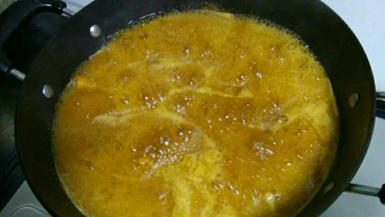 甜馨妈咪私房菜之红烧鸡爪,大火开锅后放中火继续炖,用筷子扎一下鸡爪掌心,轻松穿透就好啦,然后放大火收汁