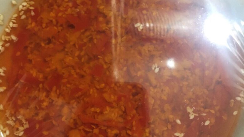 香麻辣酱,待凉后用保鲜膜封起放冰箱,这个碗应该可以吃上几天,好啦,香麻麻的辣酱就这么简单容易的做好啦,喜欢吃辣的厨友不妨自己动手试试哦