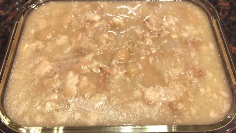 水晶猪蹄,将煮烂的猪蹄骨肉分离，挑出所有的细骨，留下的肉和浓汤倒入玻璃保鲜盒里，待凉放入冰箱结冻。