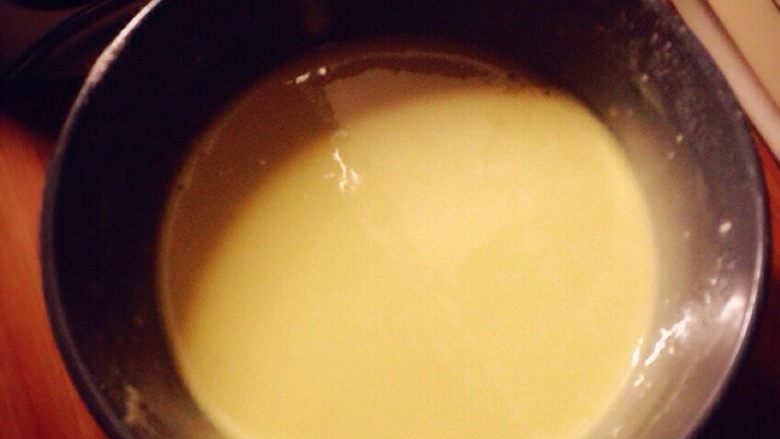 甜甜的软软的鸡蛋牛奶饼之铜锣烧的亲戚,把所有的材料除<a style='color:red;display:inline-block;' href='/shicai/ 475'>红豆沙</a>以外，放到一个容器里，用打蛋器搅拌至无颗粒，并且静置15分钟