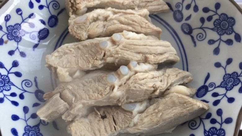 豚骨拉面,炖至软骨软烂即可捞出备用,将骨汤中的各种调料捞出弃之,汤用作煮面之用