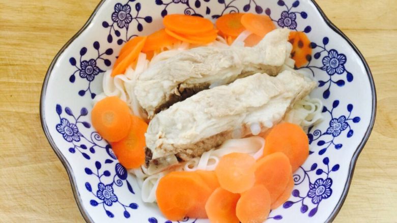 豚骨拉面,骨汤烧开下入拉面,汤开后再下豚骨和胡萝卜片,再开调入少许盐,3分钟后先挑适量面放入碗底,再捞出两块豚骨放在面上,最后用勺舀汤连带胡萝卜片浇一圈在面周围上桌