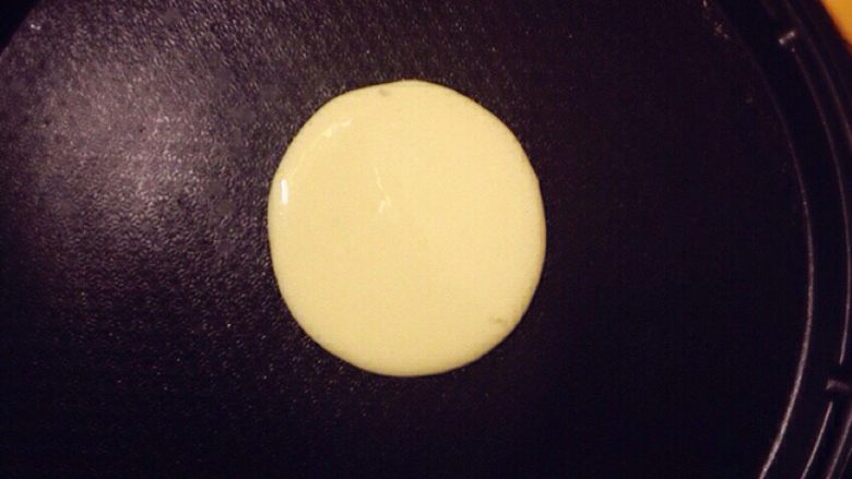 甜甜的软软的鸡蛋牛奶饼之铜锣烧的亲戚,用大勺子舀起一勺面糊，注入面糊时，勺子把持不动，定在一个点上，让面糊自然摊开，成为一个圆形