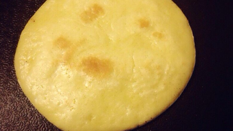 甜甜的软软的鸡蛋牛奶饼之铜锣烧的亲戚,小火慢慢加热，差不多两面有点焦黄色，就可以起锅