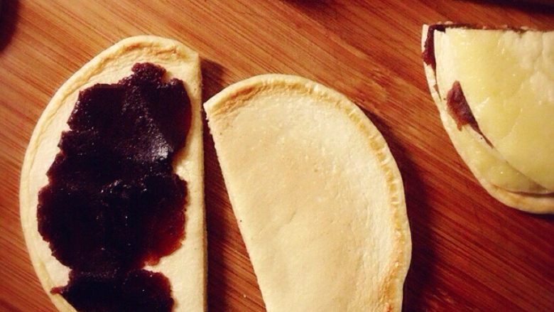 甜甜的软软的鸡蛋牛奶饼之铜锣烧的亲戚,为了吃起来方便，我是先把饼皮切成小块，再抹上豆沙