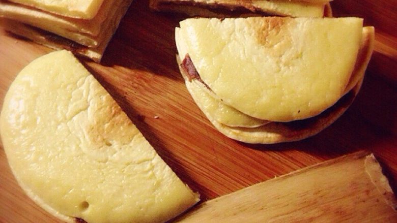 甜甜的软软的鸡蛋牛奶饼之铜锣烧的亲戚,是不是很简单？里面的馅儿可以按个人喜好调整，如果你想做成铜锣烧一样的颜色，就面糊里添加蜂蜜（我是不喜欢甜的腻，所以没加蜂蜜，也少糖，本身红豆沙已经够甜了）