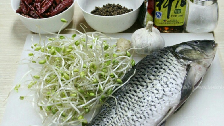 飘香肥肠鱼,宰杀<a style='color:red;display:inline-block;' href='/shicai/ 397'>草鱼</a>,洗净,备好用料