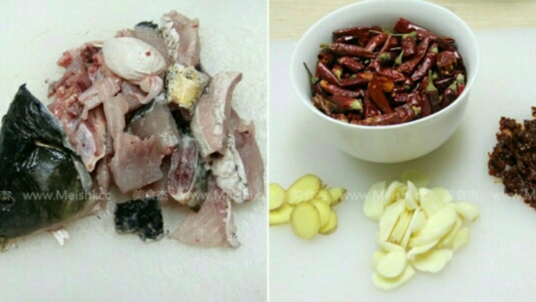 飘香肥肠鱼,鱼架剁好,锅置炉火上,倒入油,将鱼架煎好,加入干辣椒,花椒,豆办酱炒香,加入汤,将鱼架煮白,调好味,将鱼架捞出,下入鱼片,鱼片成熟时捞出放在鱼架上面,再将汤汁淋上,锅置火上,洗净加入油爆炒肥肠,加入干辣椒花椒,青红小米椒节,十三香,豉鱼汁,生抽爆炒入味,再铺入鱼片上