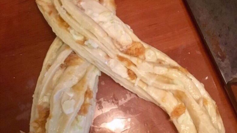 香葱肉松手撕土司,从中间切开,开口朝上,来回扭几下,扭的过程中也是开口朝上