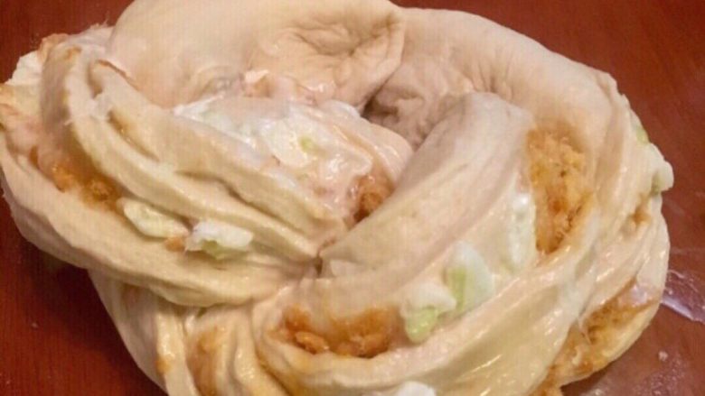 香葱肉松手撕土司,首尾合一下,接口处放在中间