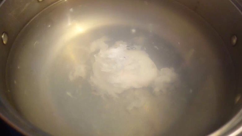 漩涡水波蛋早餐,倒入鸡蛋在旋涡中马上关掉火,不用搅拌,利用旋涡的转动让鸡蛋聚合一起。待水静止之后,再等1分钟左右,便可。