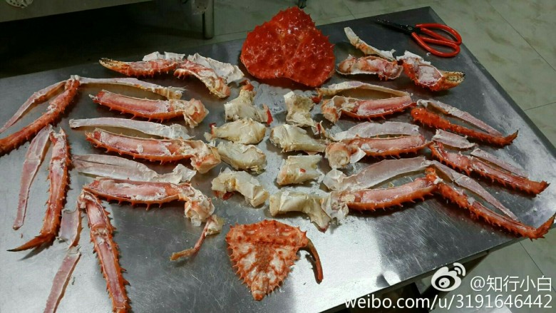 豉油皇蒸帝王蟹,逐个剪去背面的壳,便于食用蟹肉。