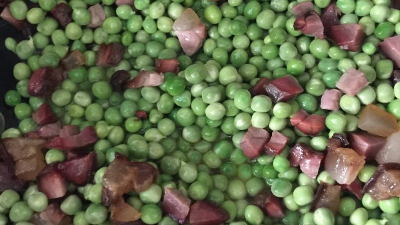 氿米饭,锅里加油，放<a style='color:red;display:inline-block;' href='/shicai/ 700'>花椒</a>，<a style='color:red;display:inline-block;' href='/shicai/ 436'>腊肉</a>切丁，和<a style='color:red;display:inline-block;' href='/shicai/ 148'>豌豆</a>一起翻炒，加一点盐。不用炒熟