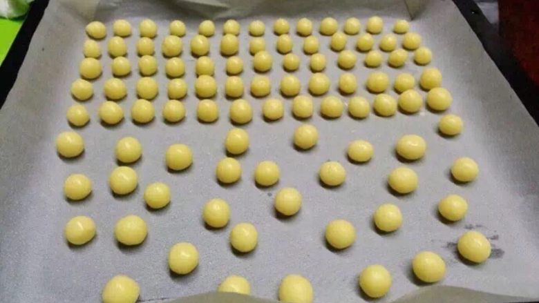 自制旺仔小馒头,揉成一个小球,家里有小孩粉可以叫上一起来搓,比较省时,球搓的越小越不容易裂开,全部弄好后在表面喷一层水,就不会太干咯。