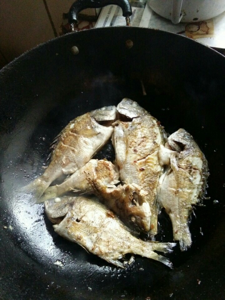 啤酒烤鱼,热锅凉油,小火慢慢煎。