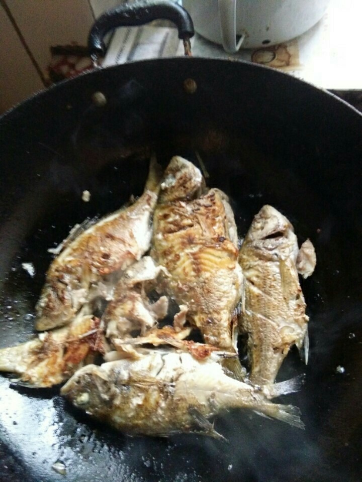 啤酒烤鱼,一定要小火,慢慢翻动,不要碎了,可以随着锅边不时加一点油。当煎至两面焦黄时盛入盘子里。