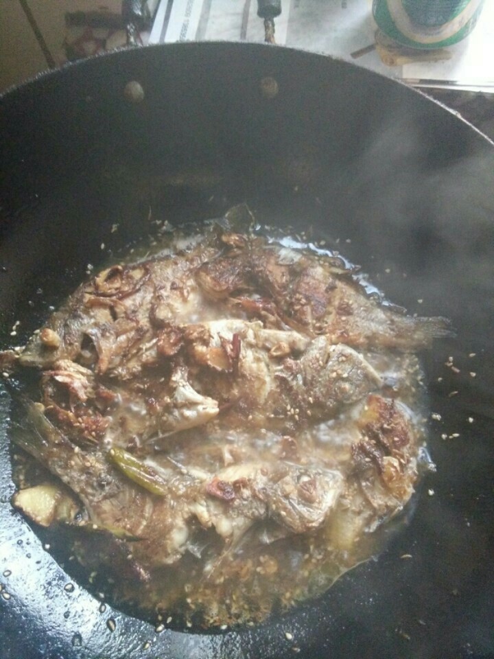 啤酒烤鱼,有淡淡焦糊味时,加入料酒,啤酒喷锅。盖上盖子焖一小会,开锅收汁至干锅为好。一定注意要小心不要糊锅了。