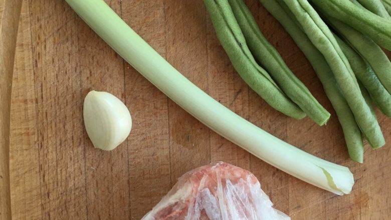 豆角焖面,准备好食材