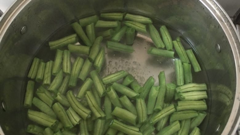 豆角焖面,把掰成小段的豆角放到开水里焯一下，焯到断生即可