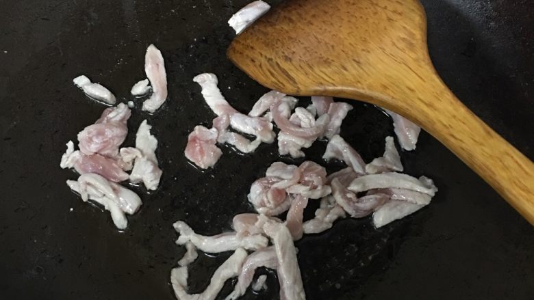 豆角焖面,锅热了之后放油，油热之后把肉放进去煸炒至变色